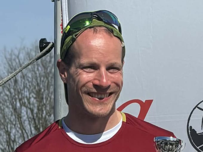 David med det danske flag over skuldrene, medalje og diplom fra VM i 48 timer.