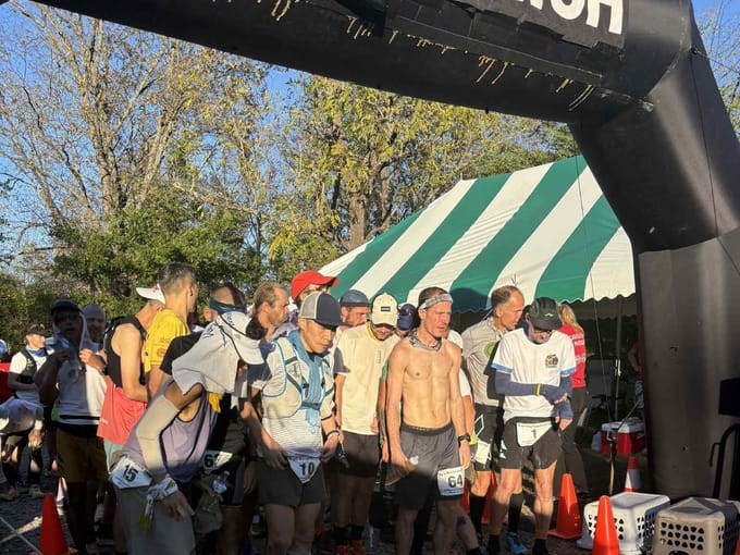 Løbere samlet ved målbuen til VM Backyard Ultra i Tennessee.