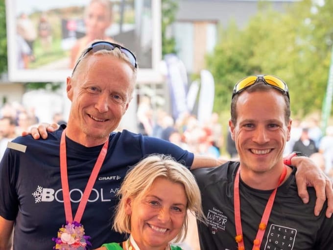 Tre løbere med medaljer om halsen efter indsamlingsløbet.