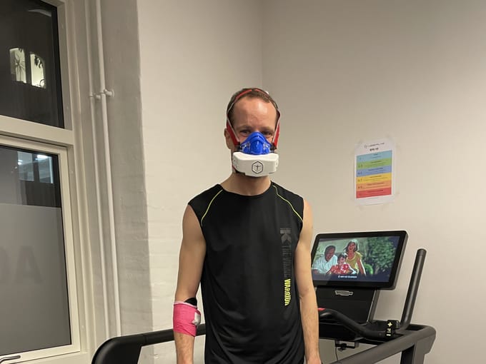 David løber på løbebånd med måleudstyr på under en Vo2-max-test.