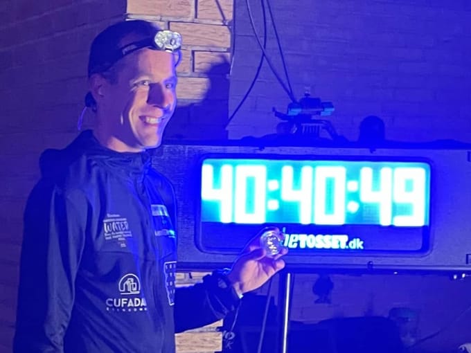 David ved løbsuret der viser 40 timer og 40 minutter.