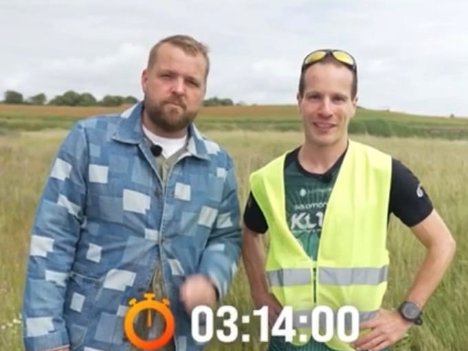 David og værten fra Alle Mod 1 med uret stoppet på 3 timer og 14 minutter.
