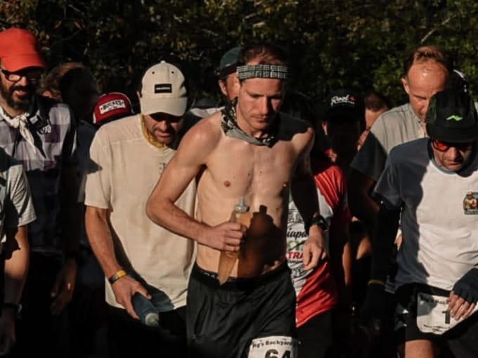 Løbere ved målbuen til VM Backyard Ultra i Tennessee.