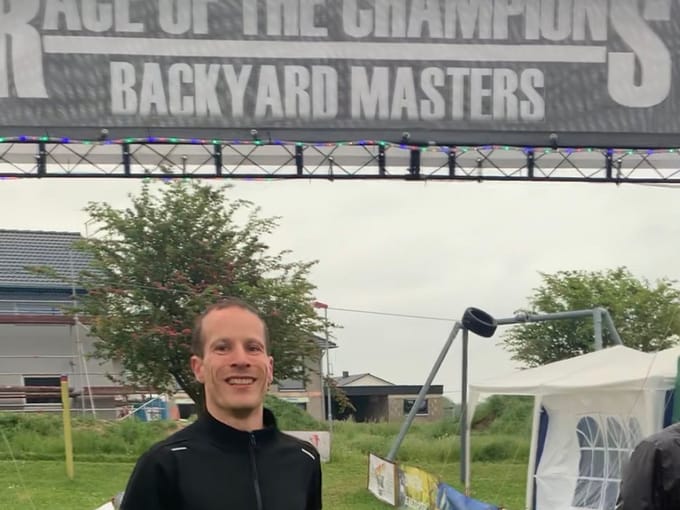 David løber forbi banneret til Backyard Masters i Tyskland.