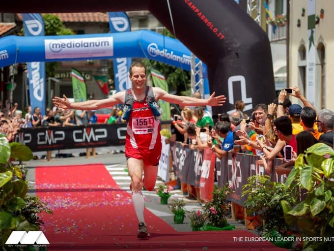 David krydser målstregen ved VM i Toscana med armene ud til siden.