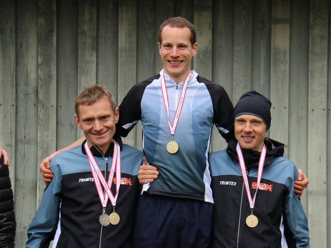 Tre løbere på DM-podiet med medaljer om halsen.