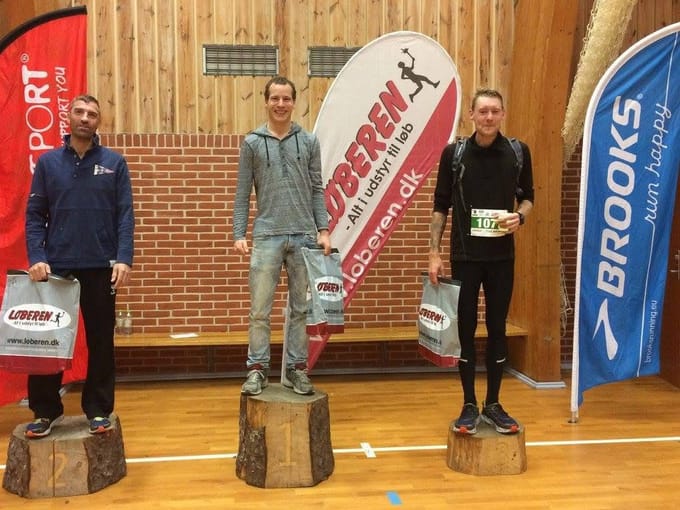 Tre løbere på trækubbe-podiet efter trailløbet.
