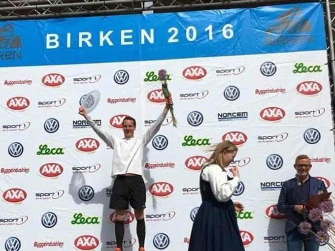 David på podiet ved Birken i Norge med hånden i vejret.