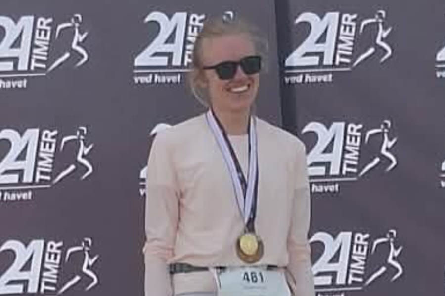 Pernille øverst på sejrspodiet med guldmedalje ved 24 timer ved havet.