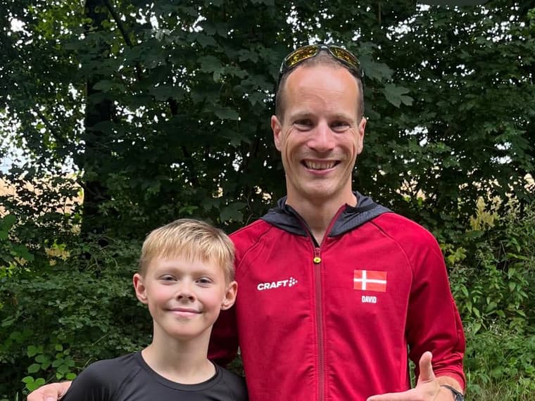 David i rød landsholdsjakke sammen med en ung løber efter en træningstime.